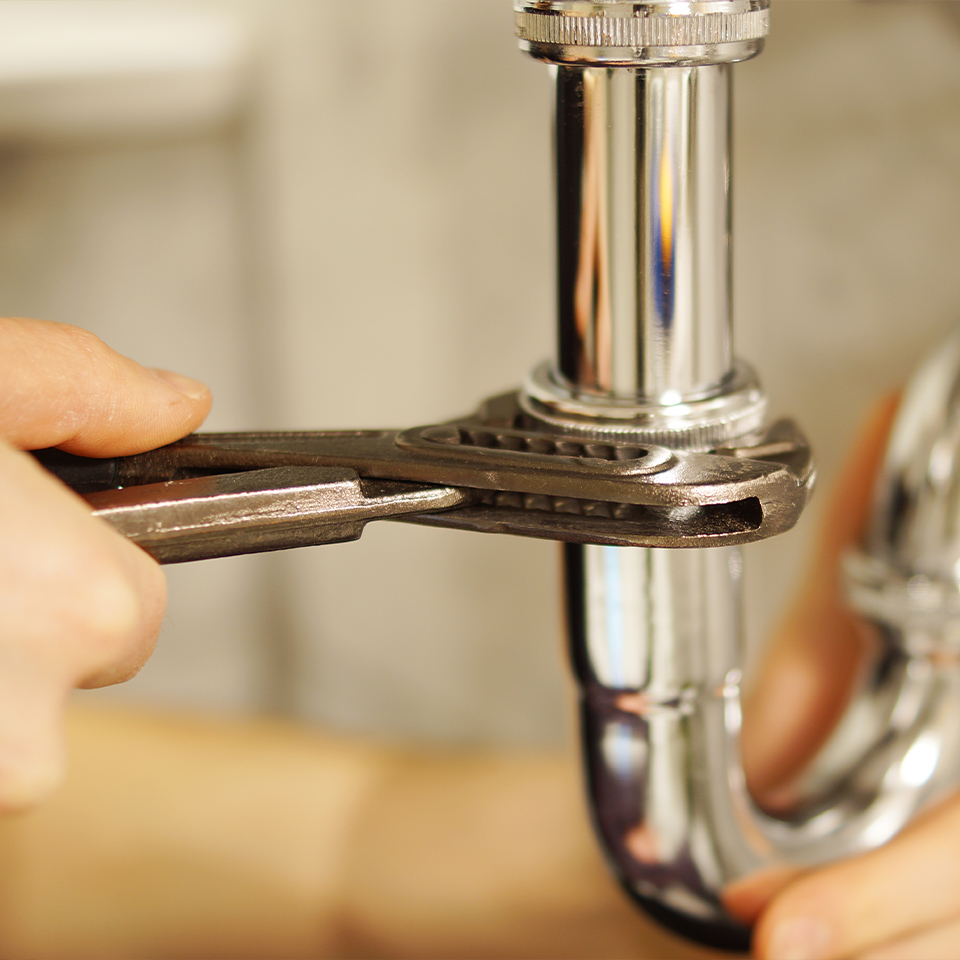 Emergency plumber using tools to clear blocked drain – emergency plumber Cape Town